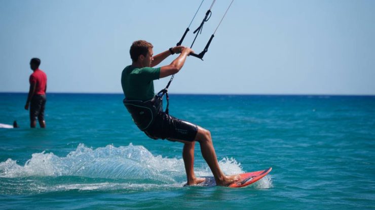 As melhores escolas de kitesurf para iniciantes no litoral do Ceará